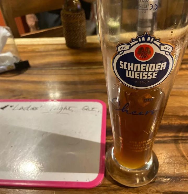 (一边喝啤酒,一边在亚克力板上答题) (一边喝啤酒,一边在亚克力板上答题)
